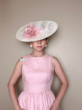 Load image into Gallery viewer, Natural Sinamay hat dusty pink velvet/chiffon rose
