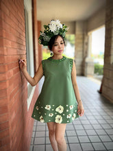Load image into Gallery viewer, Kira dress in green Rhinestones pearls 3D flowers
